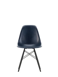 Eames Fiberglass Chair DSW, sortlakeret ahorn fra<Vitra Best