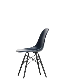 Eames Fiberglass Chair DSW, sortlakeret ahorn fra<Vitra Best