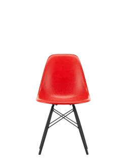 Eames Fiberglass Chair DSW, sortlakeret ahorn fra<Vitra Best