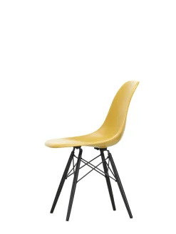 Eames Fiberglass Chair DSW, sortlakeret ahorn fra<Vitra Best