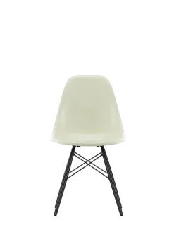 Eames Fiberglass Chair DSW, sortlakeret ahorn fra<Vitra Best