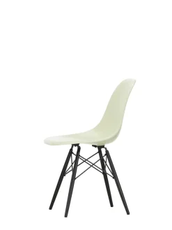 Eames Fiberglass Chair DSW, sortlakeret ahorn fra<Vitra Best