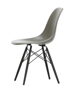 Eames Fiberglass Chair DSW, sortlakeret ahorn fra<Vitra Best