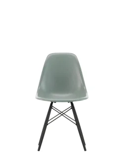 Eames Fiberglass Chair DSW, sortlakeret ahorn fra<Vitra Best