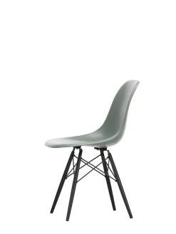 Eames Fiberglass Chair DSW, sortlakeret ahorn fra<Vitra Best