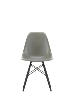 Eames Fiberglass Chair DSW, sortlakeret ahorn fra<Vitra Best
