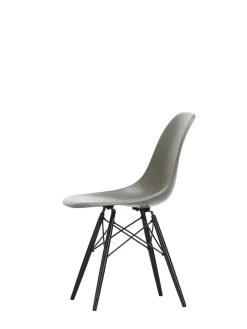 Eames Fiberglass Chair DSW, sortlakeret ahorn fra<Vitra Best