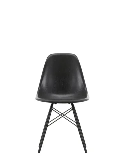 Eames Fiberglass Chair DSW, sortlakeret ahorn fra<Vitra Best