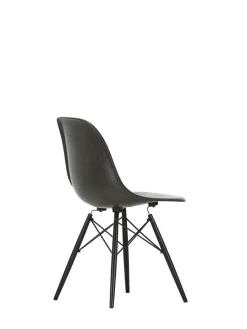 Eames Fiberglass Chair DSW, sortlakeret ahorn fra<Vitra Best