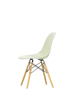Eames Fiberglass Chair DSW, lys ahorn fra<Vitra Online