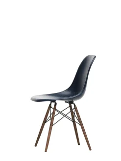 Eames Fiberglass Chair DSW, mørkbejdset ahorn fra<Vitra Best