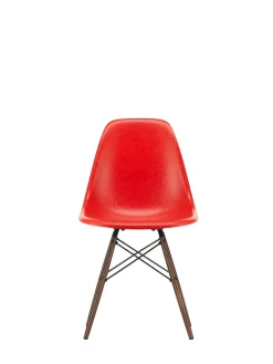 Eames Fiberglass Chair DSW, mørkbejdset ahorn fra<Vitra Best