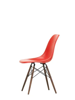 Eames Fiberglass Chair DSW, mørkbejdset ahorn fra<Vitra Best