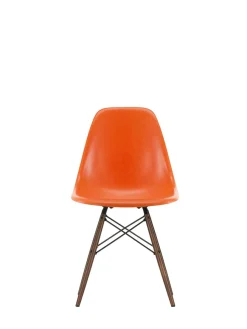 Eames Fiberglass Chair DSW, mørkbejdset ahorn fra<Vitra Best