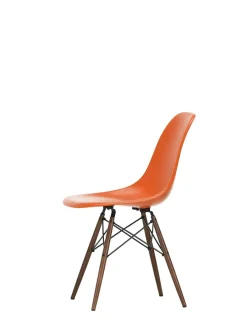 Eames Fiberglass Chair DSW, mørkbejdset ahorn fra<Vitra Best