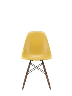 Eames Fiberglass Chair DSW, mørkbejdset ahorn fra<Vitra Best