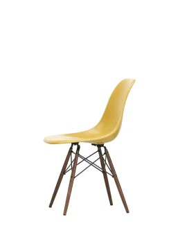 Eames Fiberglass Chair DSW, mørkbejdset ahorn fra<Vitra Best