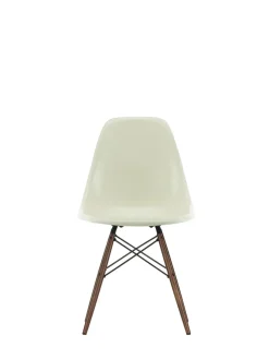 Eames Fiberglass Chair DSW, mørkbejdset ahorn fra<Vitra Best