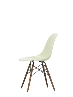 Eames Fiberglass Chair DSW, mørkbejdset ahorn fra<Vitra Best