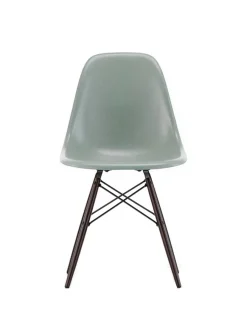 Eames Fiberglass Chair DSW, mørkbejdset ahorn fra<Vitra Best