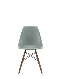 Eames Fiberglass Chair DSW, mørkbejdset ahorn fra<Vitra Best
