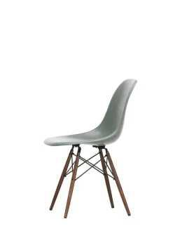 Eames Fiberglass Chair DSW, mørkbejdset ahorn fra<Vitra Best