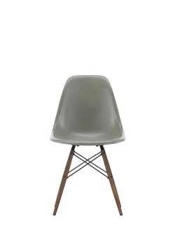 Eames Fiberglass Chair DSW, mørkbejdset ahorn fra<Vitra Best
