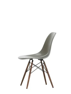 Eames Fiberglass Chair DSW, mørkbejdset ahorn fra<Vitra Best