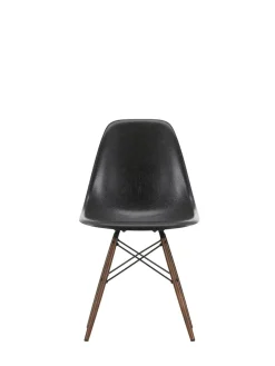 Eames Fiberglass Chair DSW, mørkbejdset ahorn fra<Vitra Best