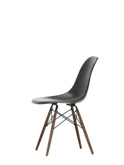 Eames Fiberglass Chair DSW, mørkbejdset ahorn fra<Vitra Best