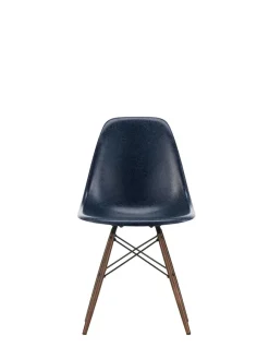 Eames Fiberglass Chair DSW, mørkbejdset ahorn fra<Vitra Best