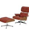 Eames Lounge Chair, kirsebær, calma brandy inkl. Fodskammel fra<Vitra Hot