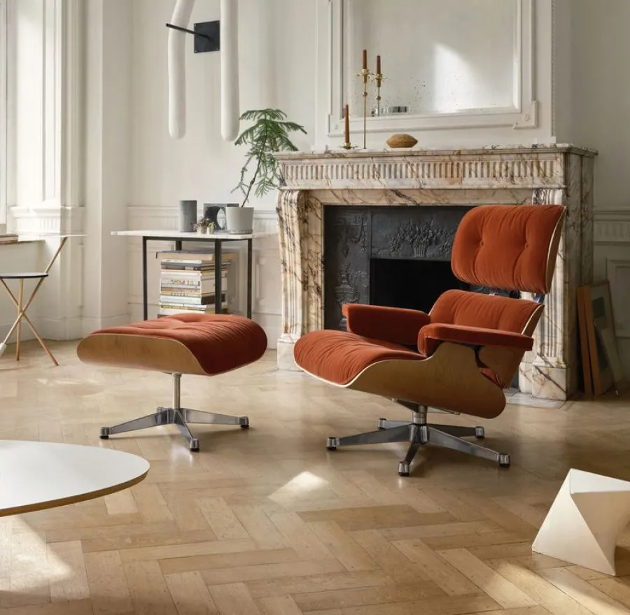 Eames Lounge Chair, kirsebær, calma brandy inkl. Fodskammel fra<Vitra Hot