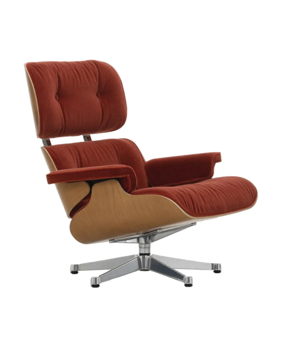 Eames Lounge Chair, kirsebær, calma brandy inkl. Fodskammel fra<Vitra Hot