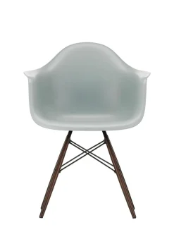 Eames Plastic Armchair DAW, mørkbejdset ahorntræ fra<Vitra Discount