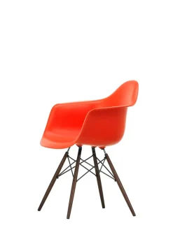 Eames Plastic Armchair DAW, mørkbejdset ahorntræ fra<Vitra Discount