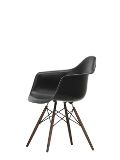 Eames Plastic Armchair DAW, mørkbejdset ahorntræ fra<Vitra Discount