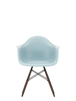 Eames Plastic Armchair DAW, mørkbejdset ahorntræ fra<Vitra Discount
