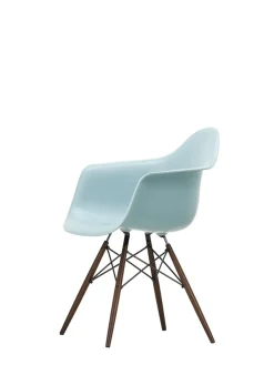 Eames Plastic Armchair DAW, mørkbejdset ahorntræ fra<Vitra Discount