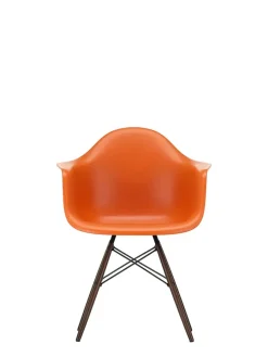 Eames Plastic Armchair DAW, mørkbejdset ahorntræ fra<Vitra Discount
