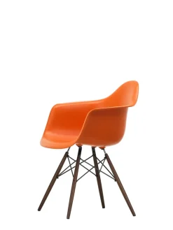 Eames Plastic Armchair DAW, mørkbejdset ahorntræ fra<Vitra Discount