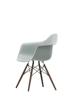 Eames Plastic Armchair DAW, mørkbejdset ahorntræ fra<Vitra Discount