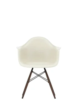 Eames Plastic Armchair DAW, mørkbejdset ahorntræ fra<Vitra Discount