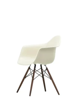 Eames Plastic Armchair DAW, mørkbejdset ahorntræ fra<Vitra Discount