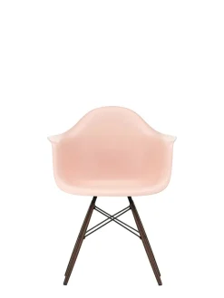 Eames Plastic Armchair DAW, mørkbejdset ahorntræ fra<Vitra Discount