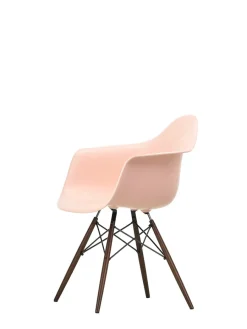 Eames Plastic Armchair DAW, mørkbejdset ahorntræ fra<Vitra Discount
