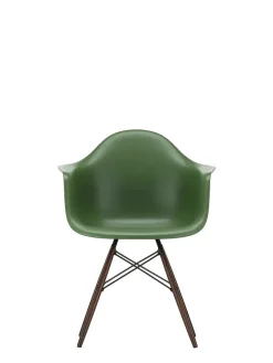 Eames Plastic Armchair DAW, mørkbejdset ahorntræ fra<Vitra Discount