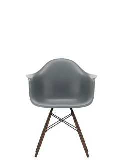 Eames Plastic Armchair DAW, mørkbejdset ahorntræ fra<Vitra Discount