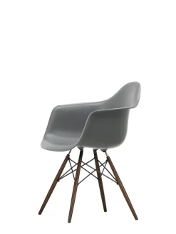 Eames Plastic Armchair DAW, mørkbejdset ahorntræ fra<Vitra Discount