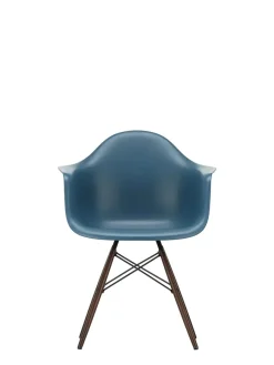Eames Plastic Armchair DAW, mørkbejdset ahorntræ fra<Vitra Discount